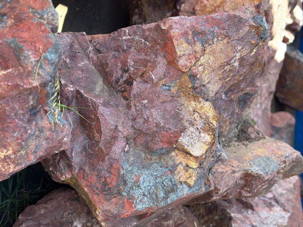 Камни для ландшафтного дизайна красно-фиолетовые 10-60 килограмм купить в Бакале