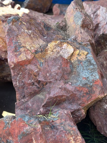 Камни для ландшафтного дизайна красно-фиолетовые 10-60 килограмм купить в Бакале