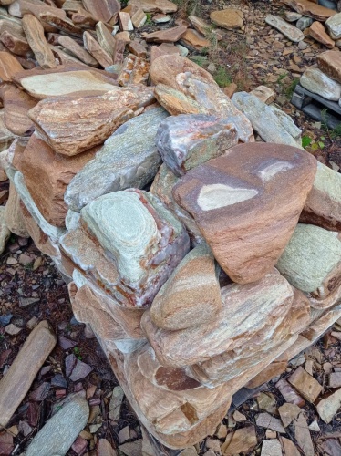 Златолит жёлтый, жёлто-зелёный глыбки и валуны для ланшафтного дизайна купить в Бакале