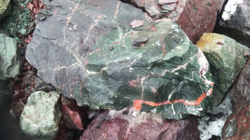 Гигантские зелёные валуны для ландшафтного дизайна весом более 5 тонн купить в Бакале