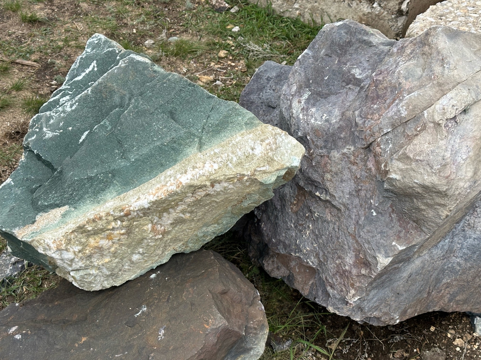 Камни для ландшафтного дизайна зелёные 10-60 килограмм купить в Бакале