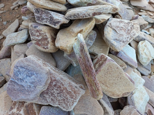 Златолит жёлтый, жёлто-зелёный глыбки и валуны для ланшафтного дизайна купить в Бакале