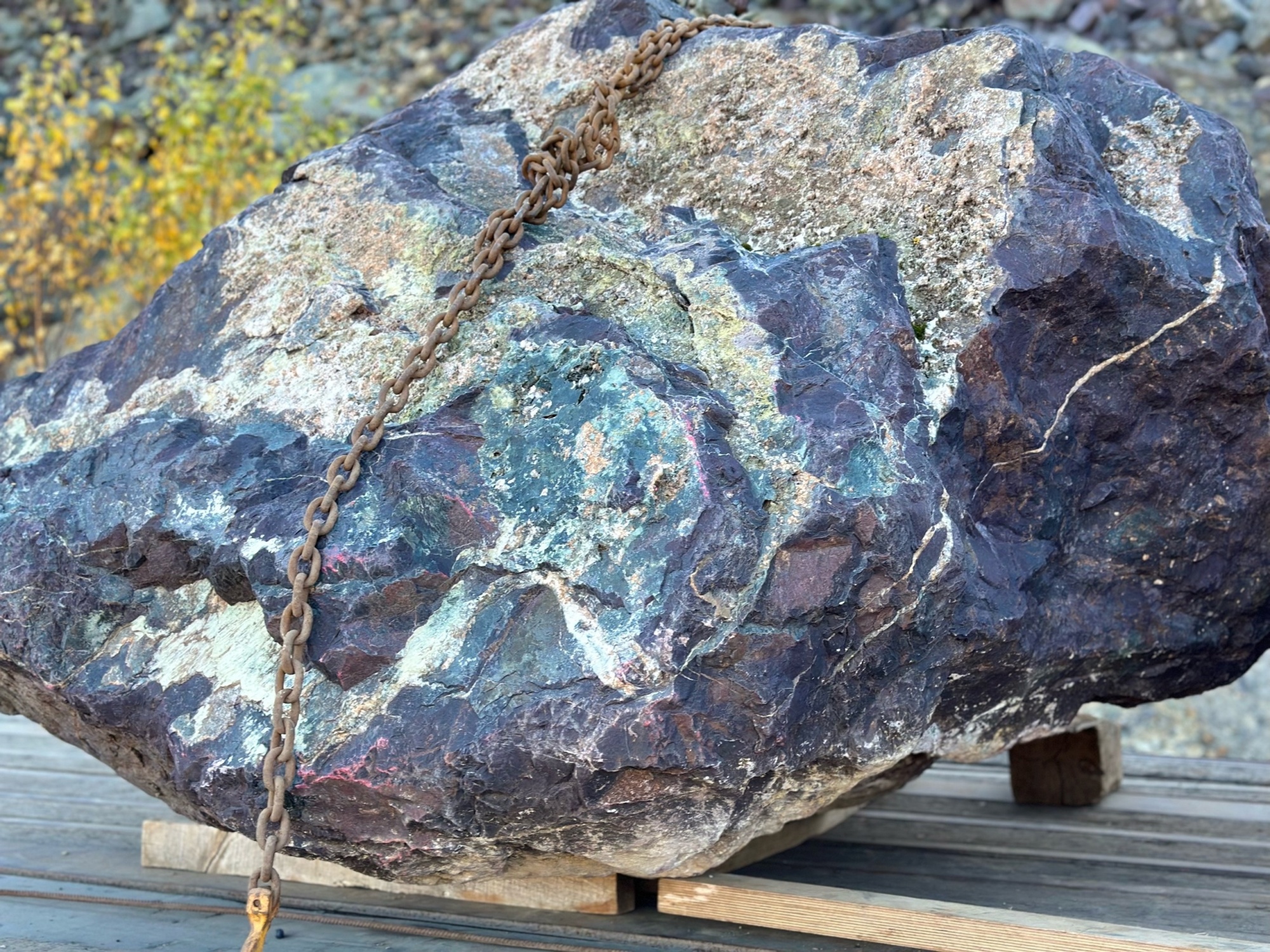 Огромные красно-фиолетовые валуны для ландшафтного дизайна весом более 5 тонн купить в Бакале