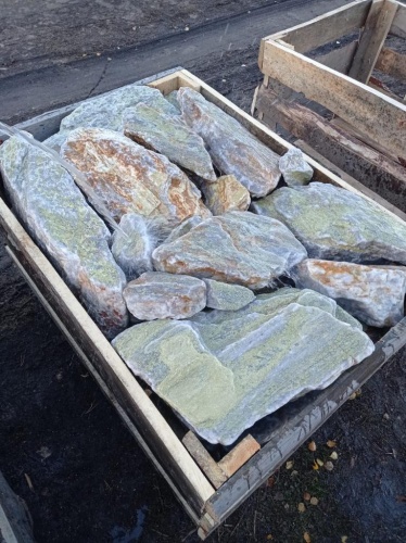 Златолит жёлтый, жёлто-зелёный глыбки и валуны для ланшафтного дизайна купить в Бакале