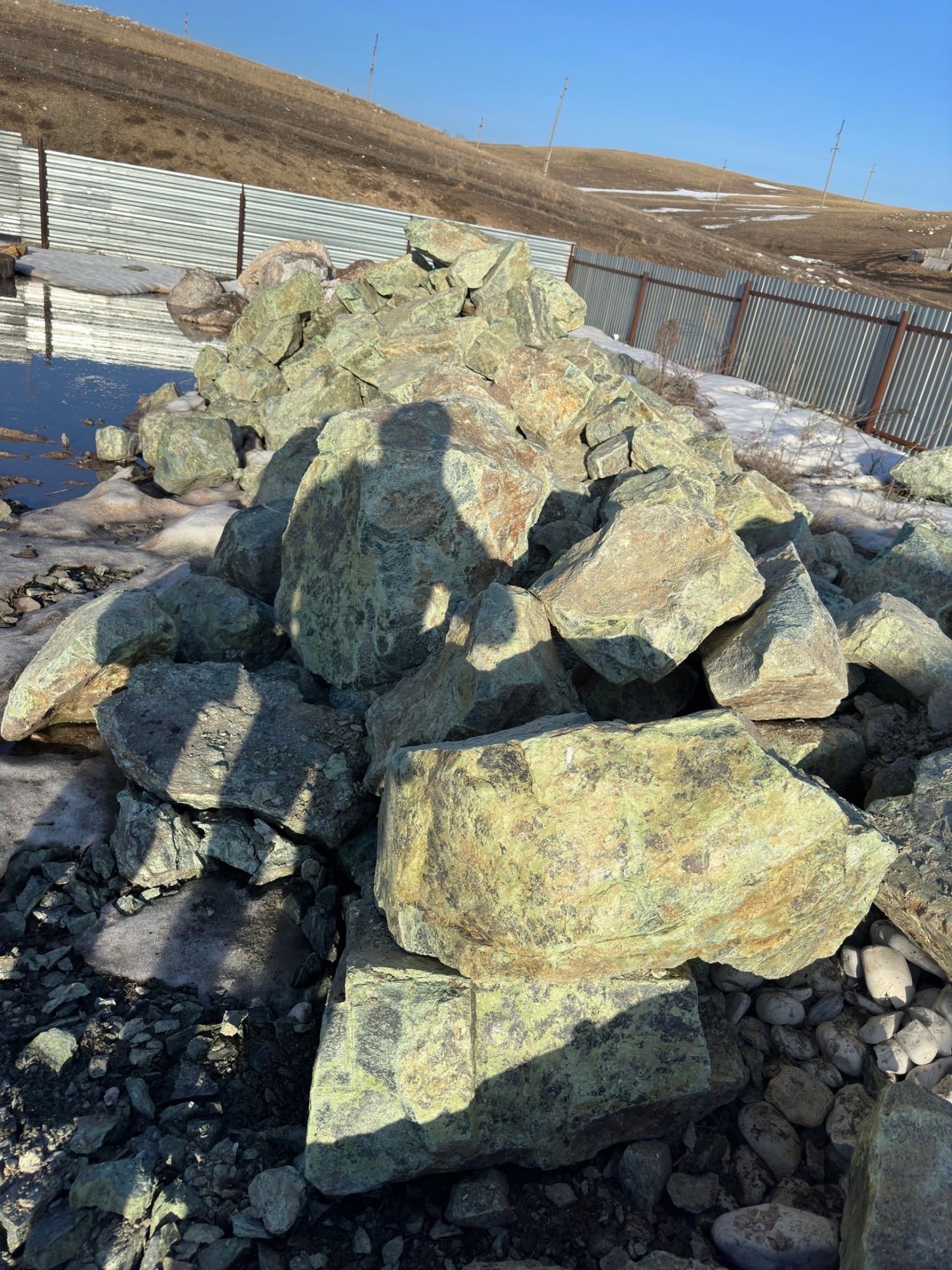 Камни для ландшафтного дизайна зелёные 10-60 килограмм купить в Бакале