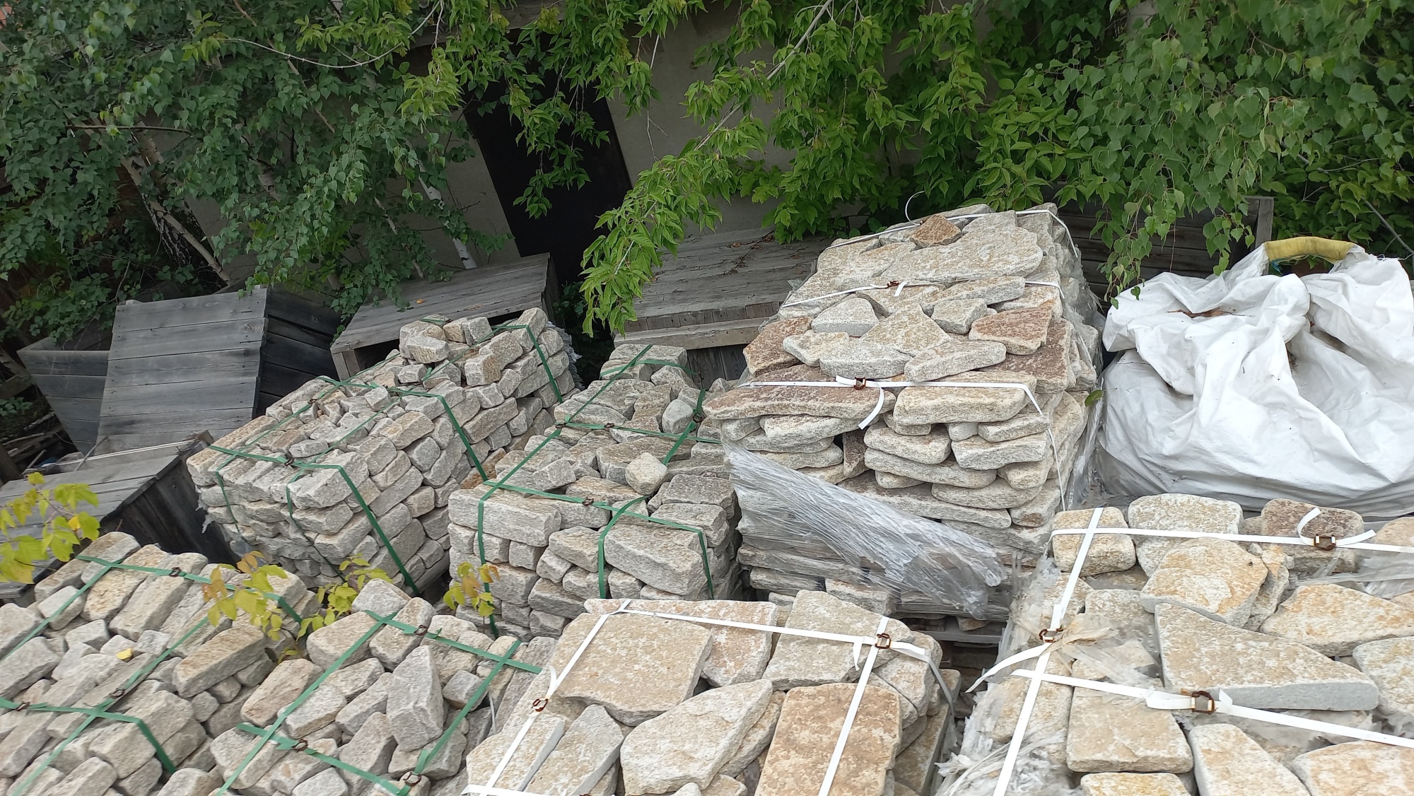 Плитняк гранитный галтованный купить в Бакале