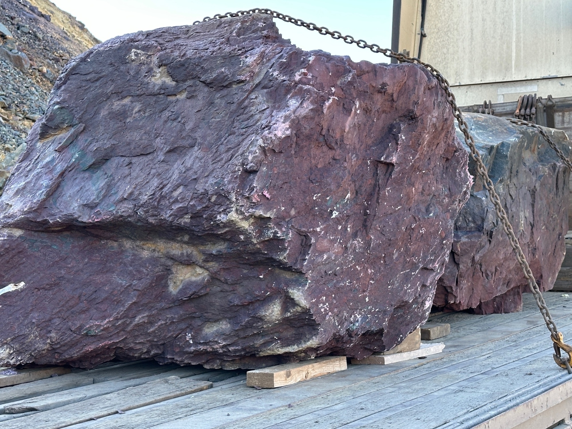 Огромные красно-фиолетовые валуны для ландшафтного дизайна весом более 5 тонн купить в Бакале