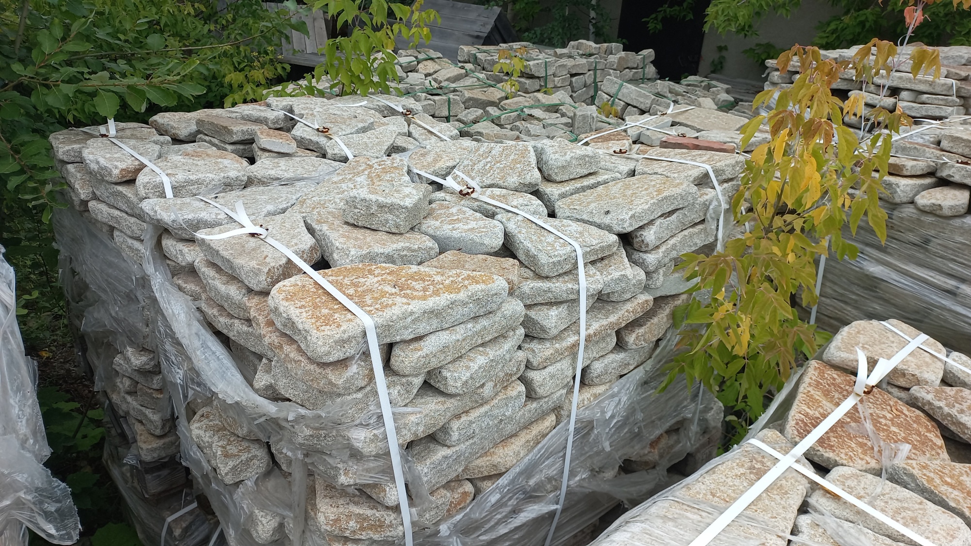 Гранитный плитняк галтованный для мощения купить в Бакале