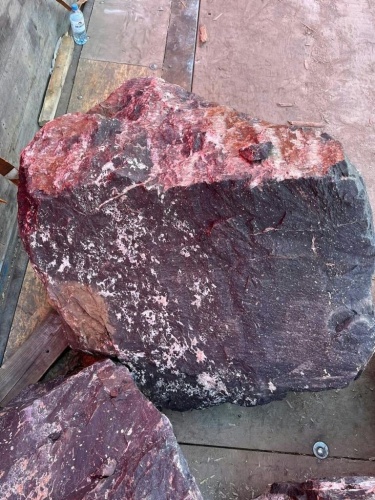 Камни для ландшафтного дизайна красно-фиолетовые 10-60 килограмм купить в Бакале