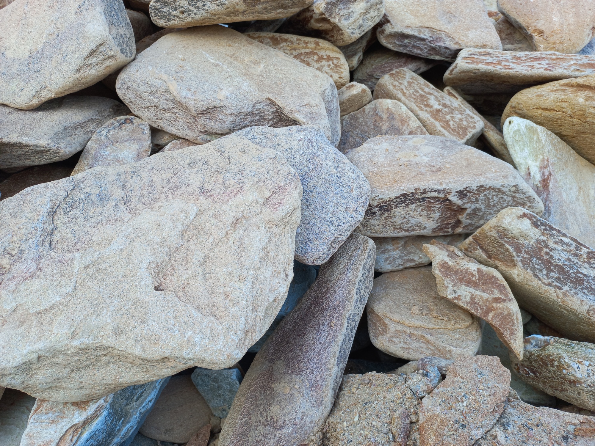 Златолит жёлтый, жёлто-зелёный глыбки и валуны для ланшафтного дизайна купить в Бакале