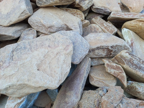 Златолит жёлтый, жёлто-зелёный глыбки и валуны для ланшафтного дизайна купить в Бакале