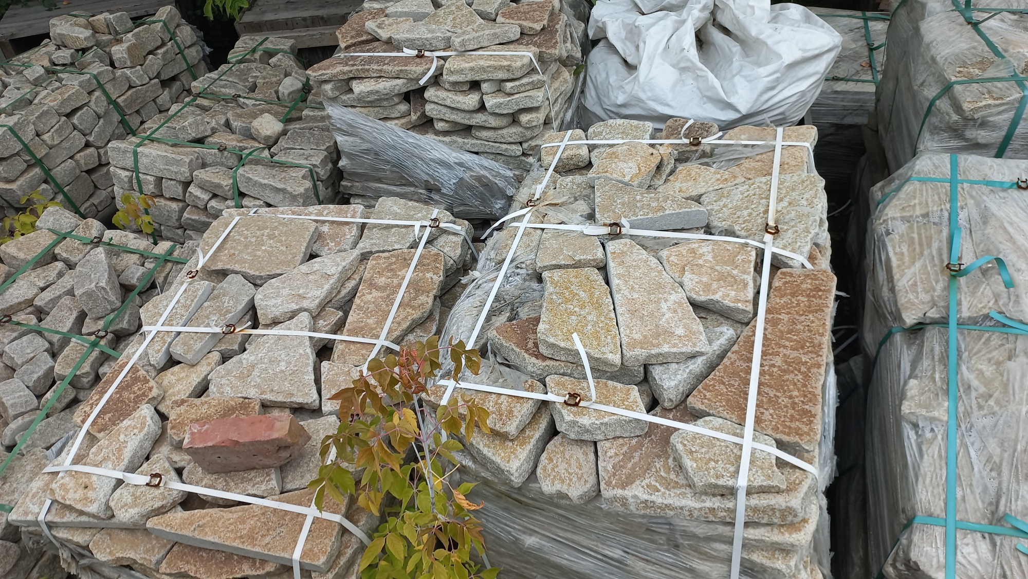 Плитняк гранитный галтованный купить в Бакале