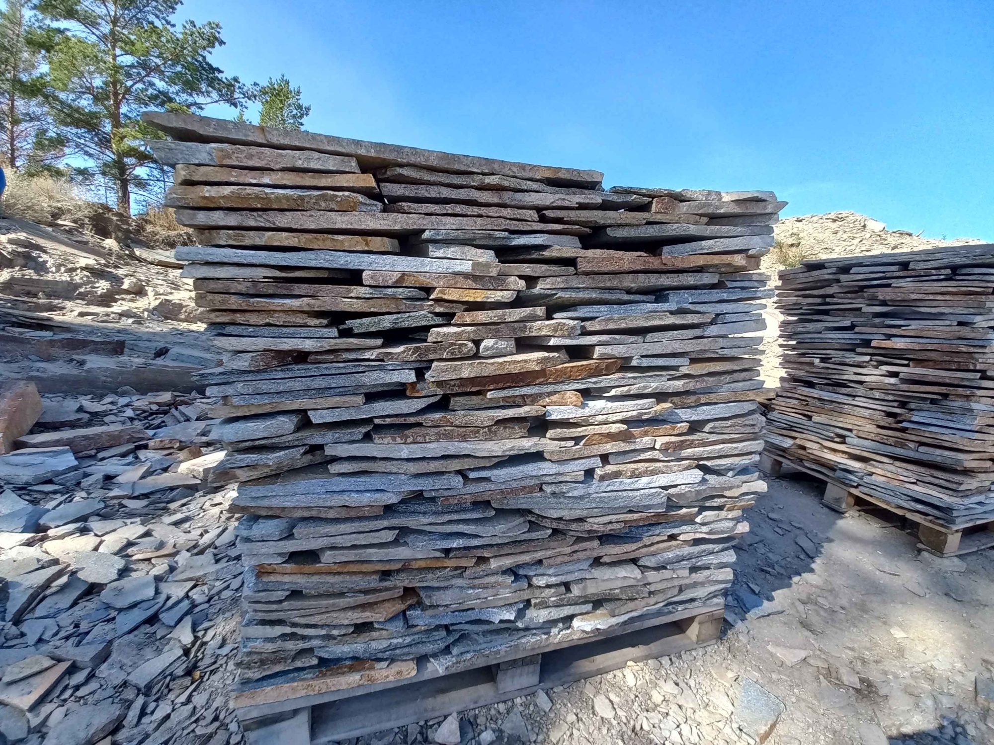 Плитняк златолит серебристый для фасада купить в Бакале