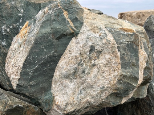 Гигантские зелёные валуны для ландшафтного дизайна весом более 5 тонн купить в Бакале