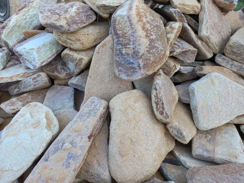 Златолит жёлтый, жёлто-зелёный глыбки и валуны для ланшафтного дизайна купить в Бакале