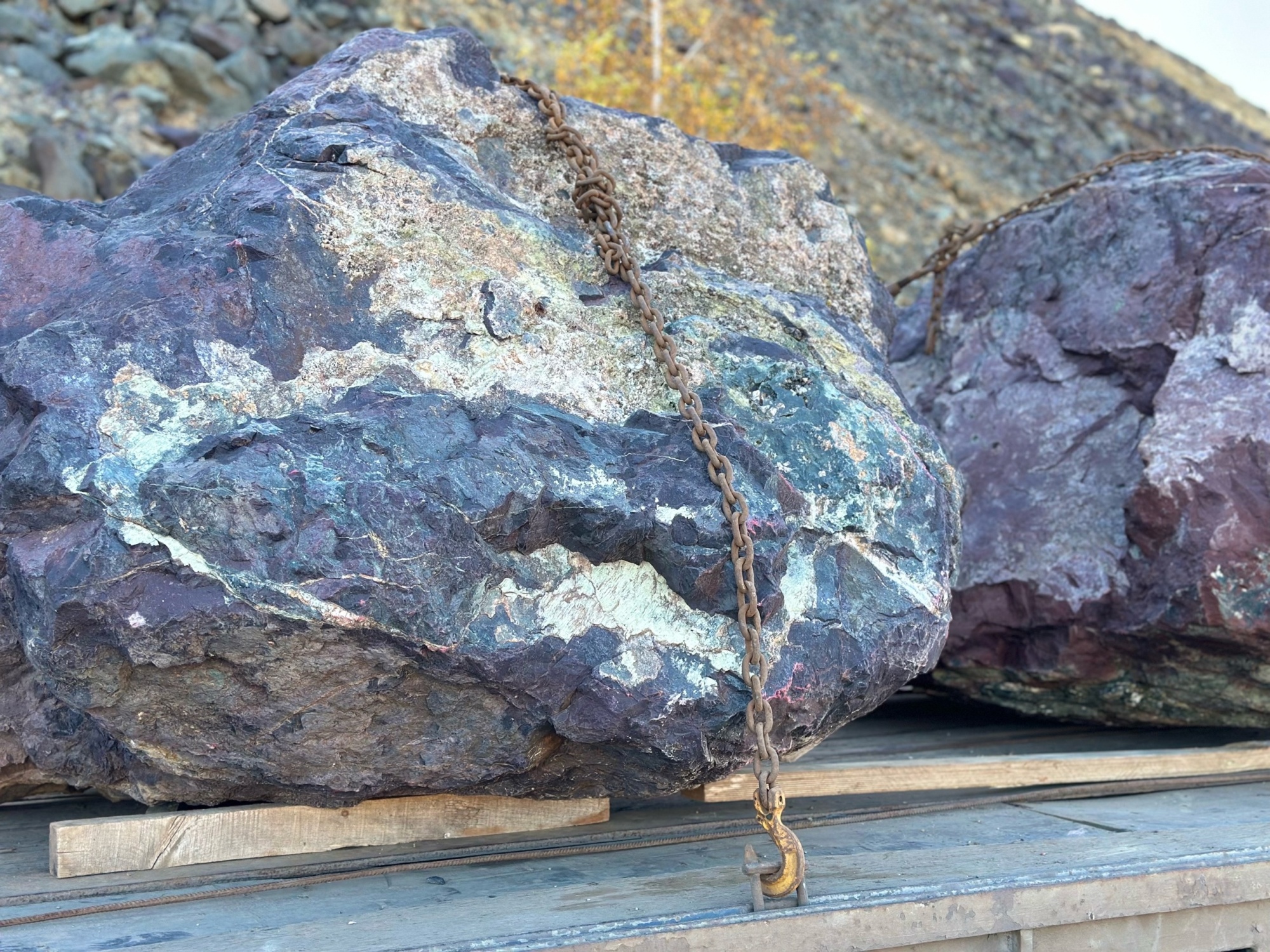 Огромные красно-фиолетовые валуны для ландшафтного дизайна весом более 5 тонн купить в Бакале