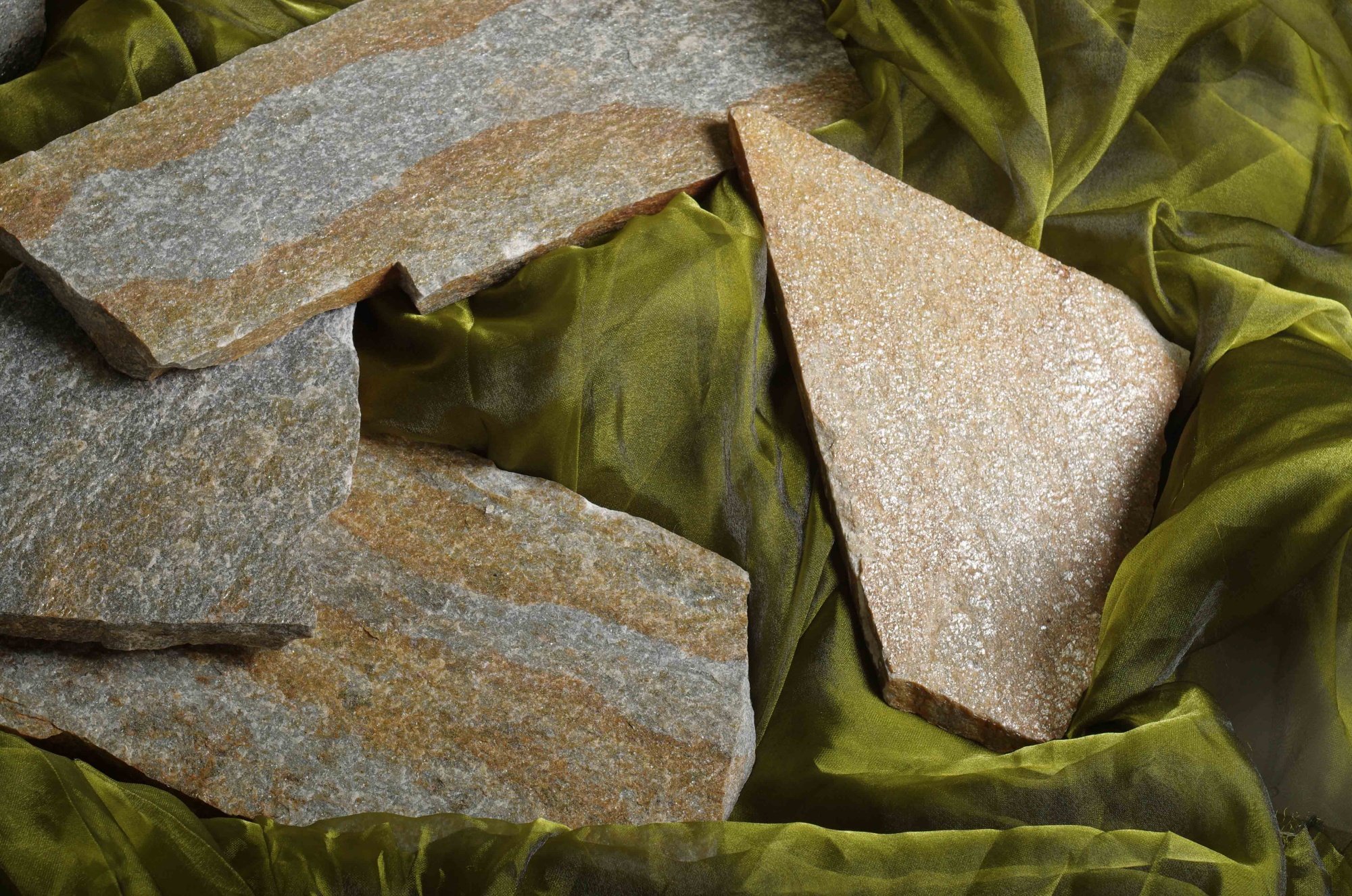 Плитняк златолит Уральский для цоколя, отмостки купить в Бакале