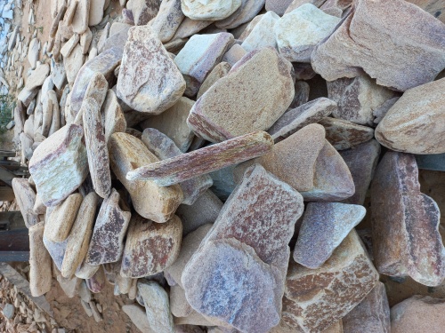 Златолит жёлтый, жёлто-зелёный глыбки и валуны для ланшафтного дизайна купить в Бакале