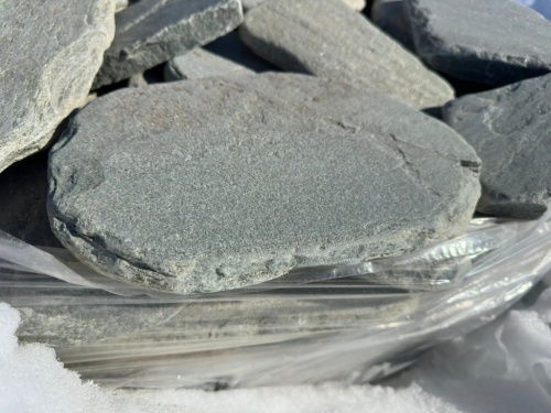 Плитняк златолит зелёный галтованный для мощения на бетон купить в Бакале